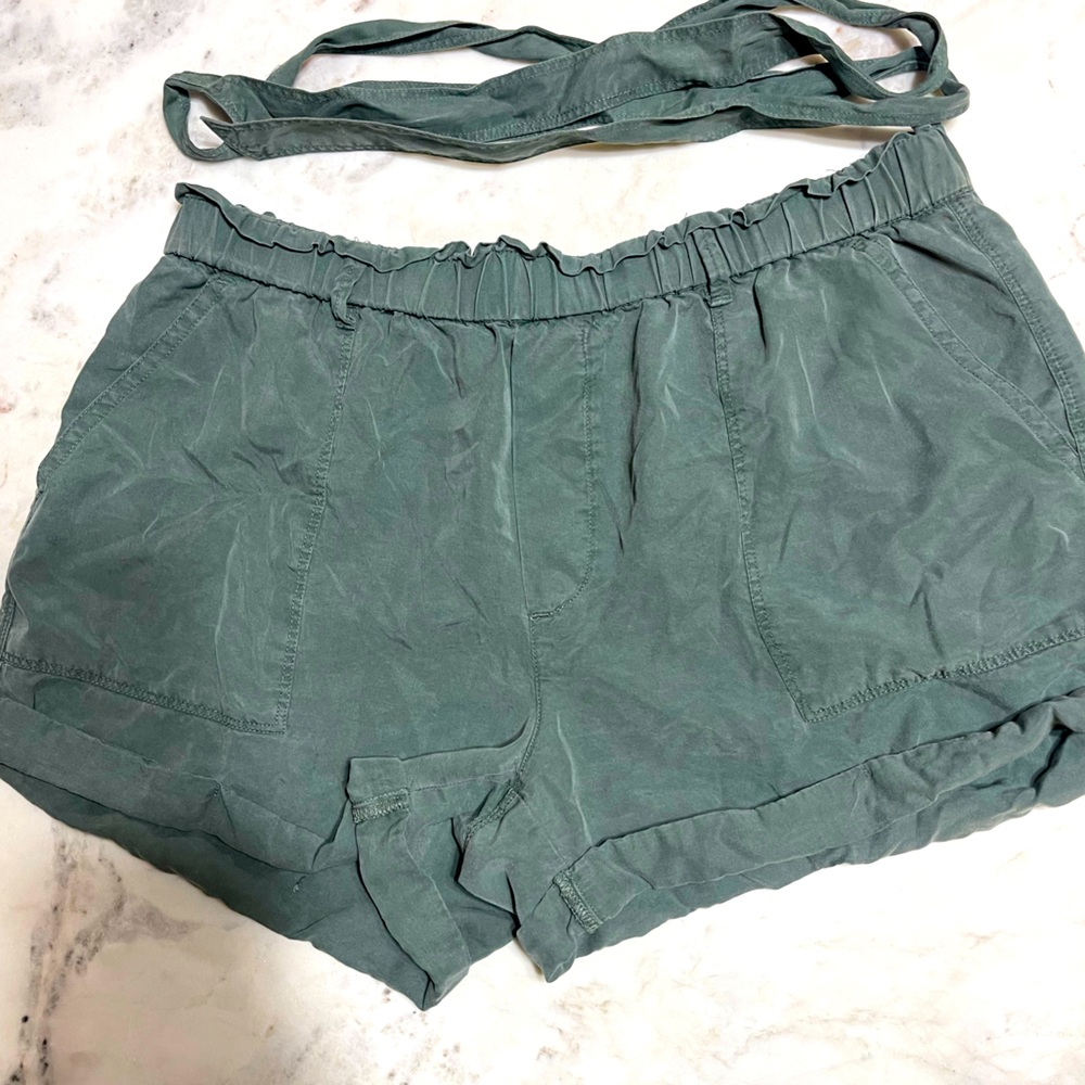 Aerie army green paper bag shorts, size L. High waist